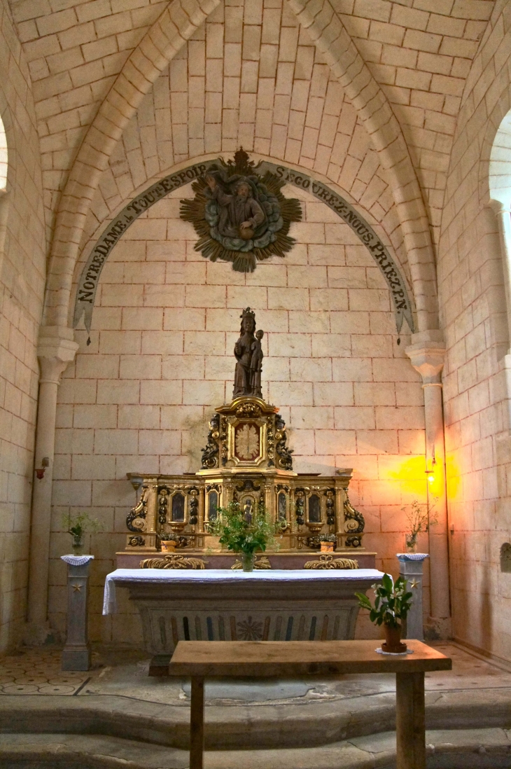 La Vierge noire domine au centre du choeur. - Saint-Genès-de-Lombaud