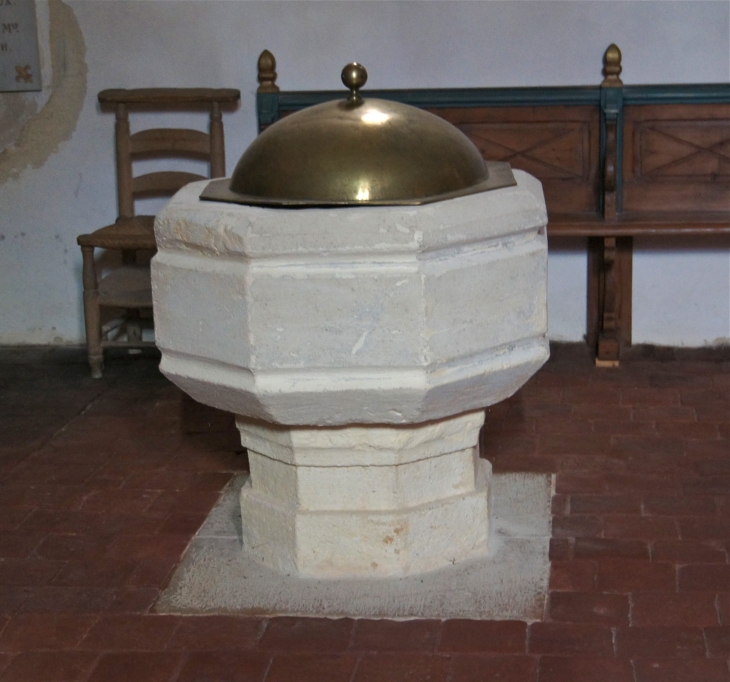 Les fonts Baptismaux. - Saint-Genès-de-Lombaud