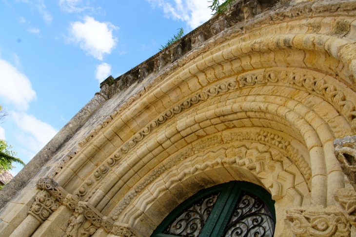 Detail-Archivolte du portail. - Saint-Genès-de-Lombaud