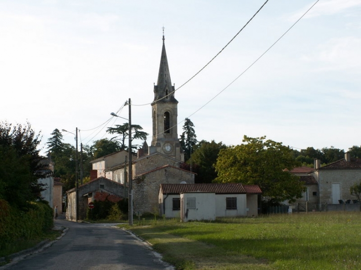 Vue de l'église - Saint-Germain-d'Esteuil