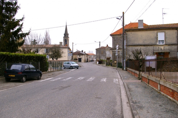 Rue principale du Bourg - Saint-Germain-d'Esteuil