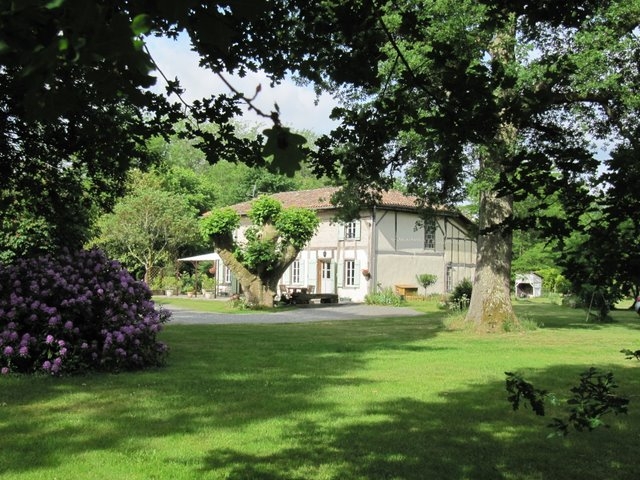 Chambres d'hôtes et gîtes de charme à 12 km  05 56 88 15 82 (www.arroudeya.com) - Saint-Léger-de-Balson