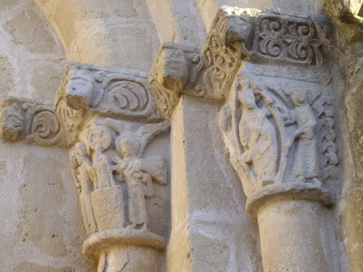 Détails du portail de l'église à voussures moulurées (adoration des mages) - Saint-Martial