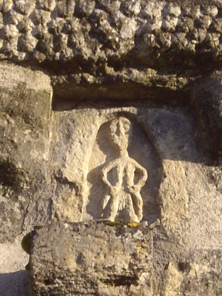 Curieux personnage sculpté au dessus du portail de l'église - Saint-Martial