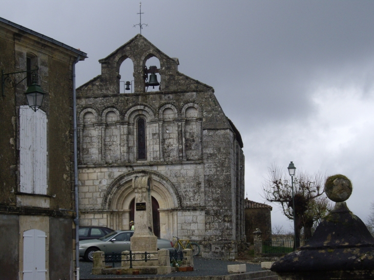 L'église, sa façade de style saintongeais. - Saint-Palais