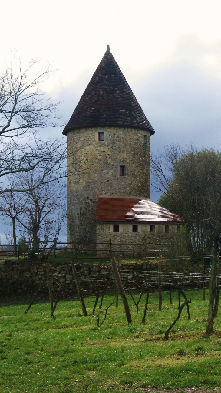 L'ancien moulin à vent de Tuscat. - Saint-Pey-de-Castets