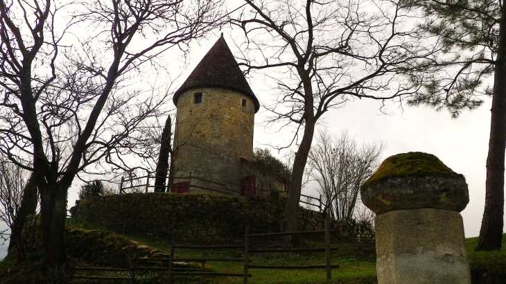 L'ancien moulin à vent de Tuscat. - Saint-Pey-de-Castets