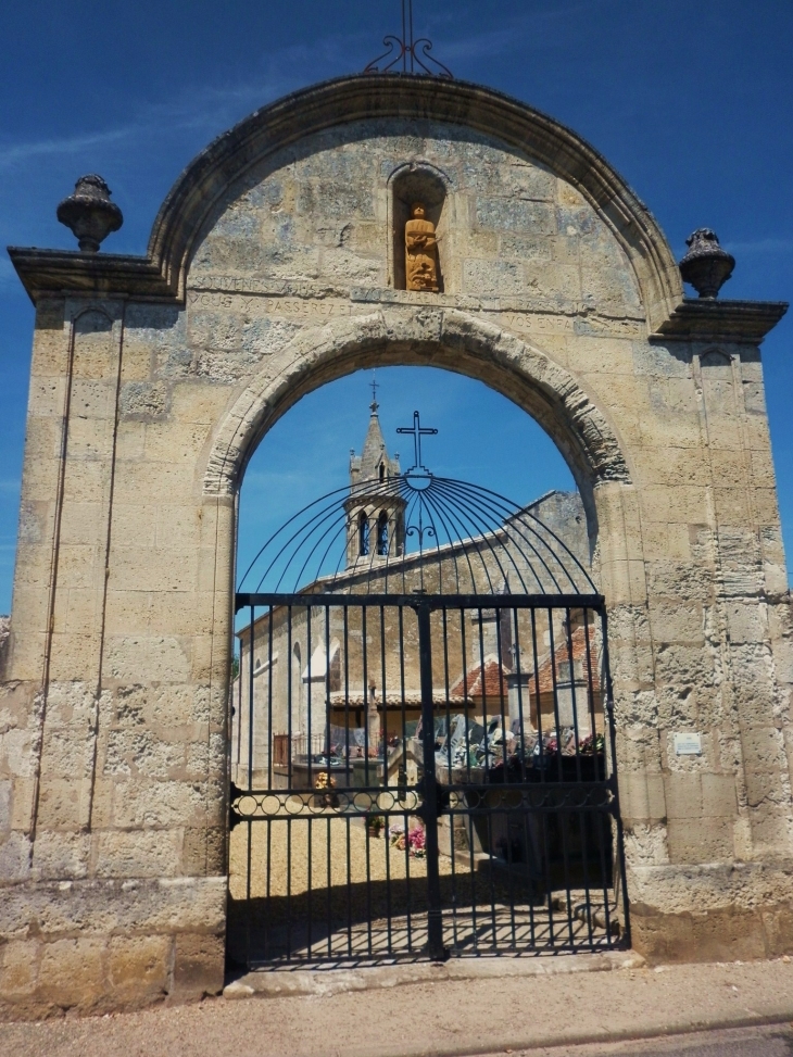 Le portail du cimetière XVIIIème (IMH). - Saint-Romain-la-Virvée