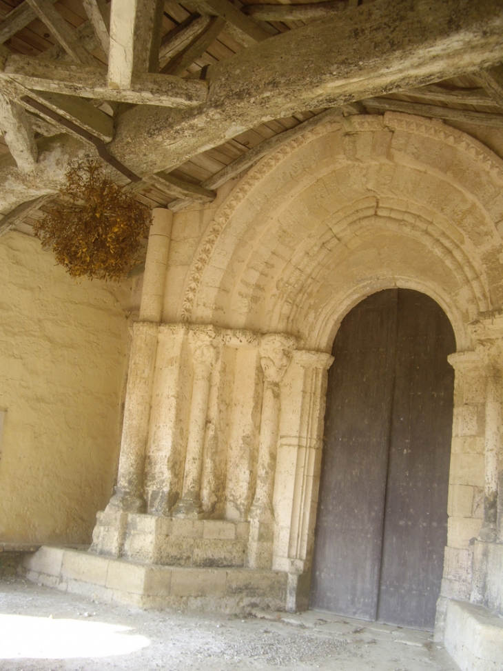 Le portail de l'église à voussures moulurées (IMH). - Sainte-Florence