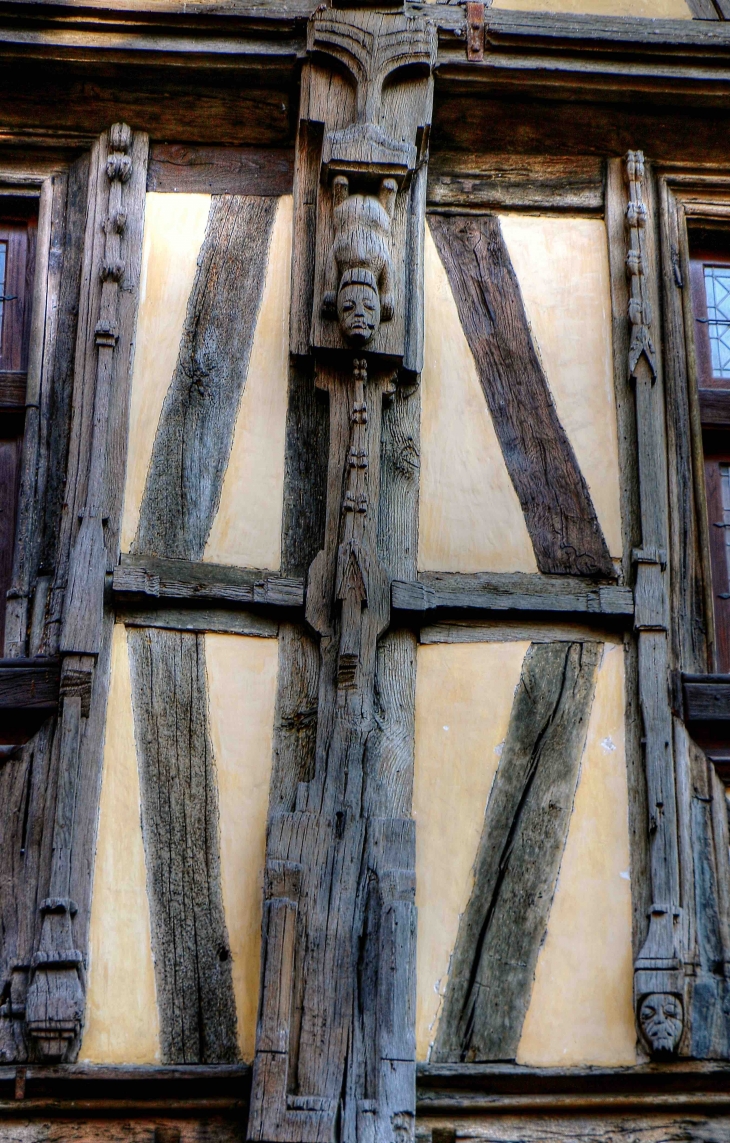 La Maison à Pans de Bois Sculptés - Sainte-Foy-la-Grande