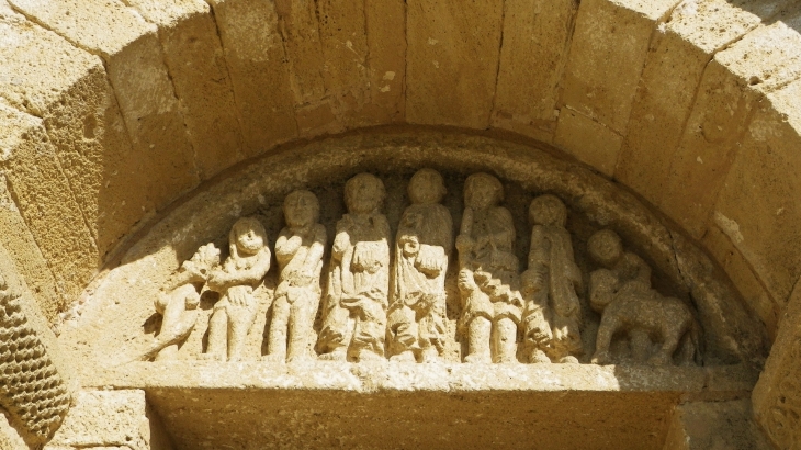 Le tympan du portail de l'église. - Sainte-Radegonde