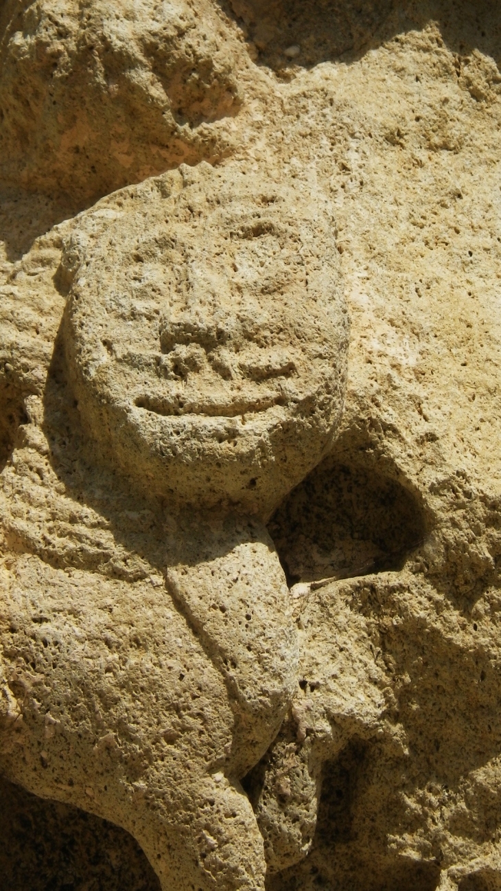 Détail des motifs sculptés des chapiteaux du portail de l'église. - Sainte-Radegonde