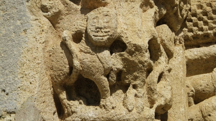 Détail des motifs sculptés des chapiteaux du portail de l'église. - Sainte-Radegonde