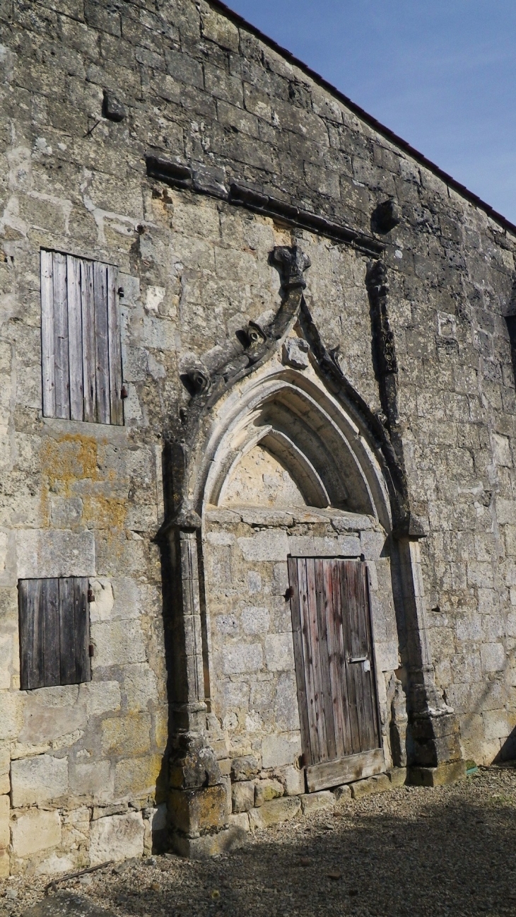 Ancien portail de l'église en partie muré. - Sainte-Radegonde