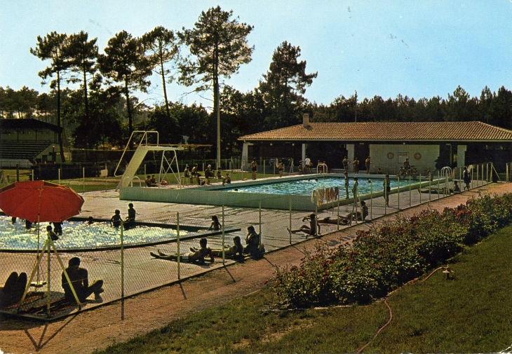 La piscine municipale ( carte postale de 1970) - Salles