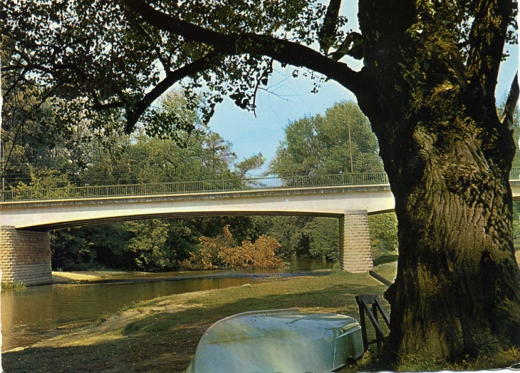 Le Pont sur Leyre (carte postale de 1970) - Salles