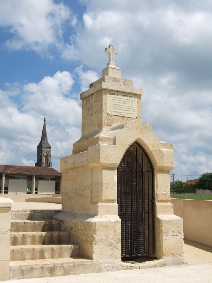 Fontaine et eglise - Saugon