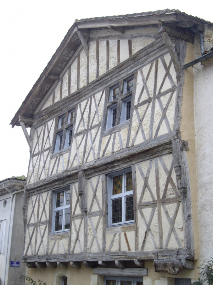 Maison à colombages 16ème. - Sauveterre-de-Guyenne