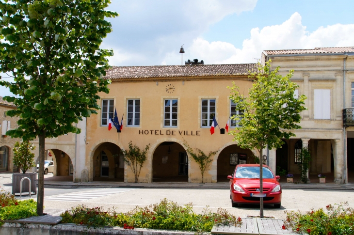 L'Hotel de Ville, maisons à arcades du XIIIe siècle,pierre et moellon. place de la République. - Sauveterre-de-Guyenne