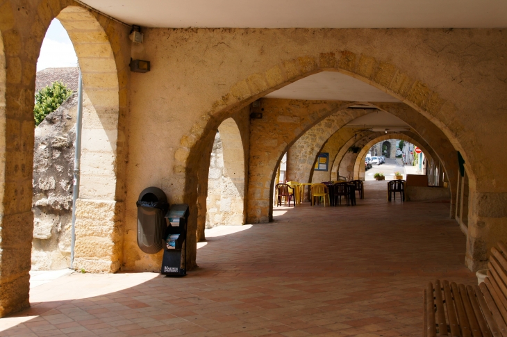 Les arcades de la place centrale. - Sauveterre-de-Guyenne