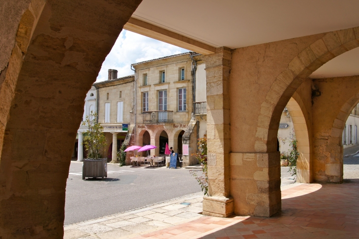 Les arcades de la place centrale. - Sauveterre-de-Guyenne