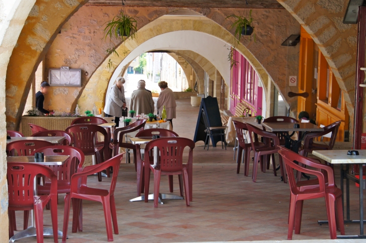 Les arcades de la place centrale. - Sauveterre-de-Guyenne