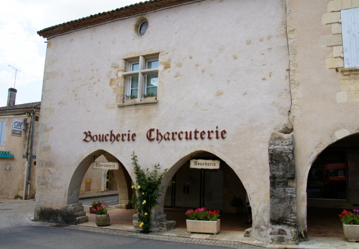 Les arcades de la place centrale. - Sauveterre-de-Guyenne