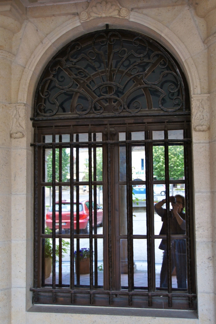 Rénovation sous les arcades. - Sauveterre-de-Guyenne