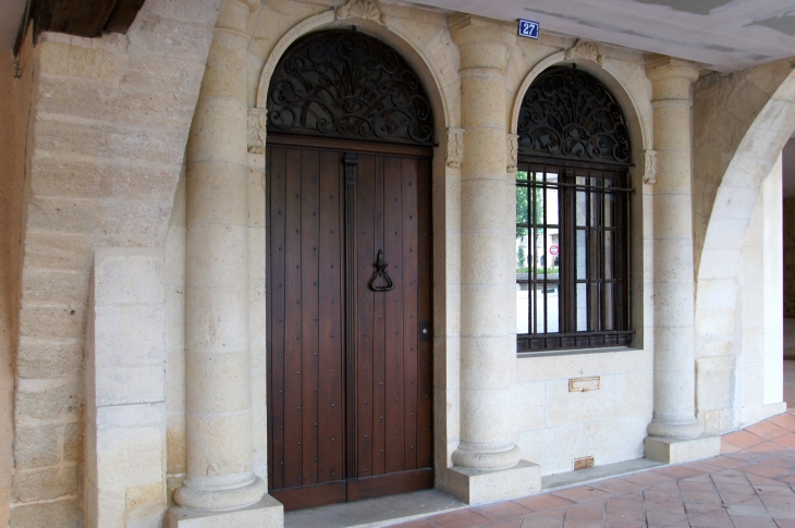 Rénovation sous les arcades. - Sauveterre-de-Guyenne