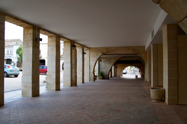 Les arcades rénovées. - Sauveterre-de-Guyenne