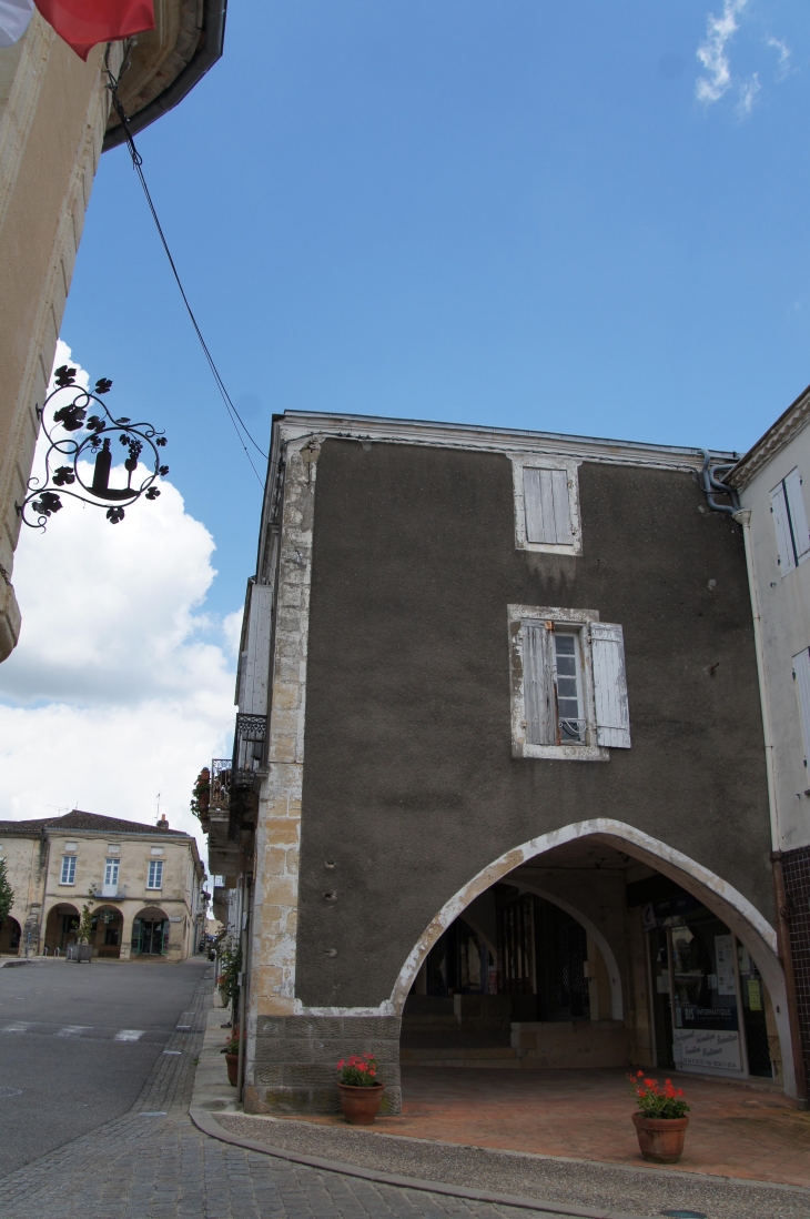 Les arcades de la place centrale. - Sauveterre-de-Guyenne