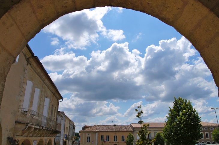 Vue des arcades de la place centrale. - Sauveterre-de-Guyenne