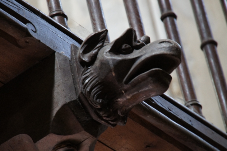 Détail : sculpture du balcon. - Sauveterre-de-Guyenne