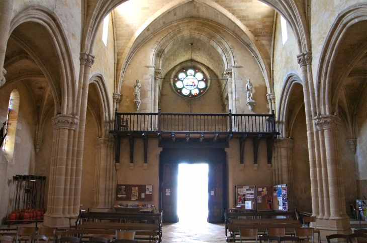 L'intérieur de l'église Notre-Dame, vers le portail, et son curieux balcon. - Sauveterre-de-Guyenne