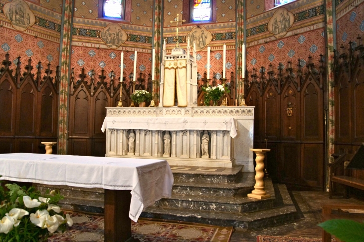 L'autel de l'église Notre-Dame. - Sauveterre-de-Guyenne