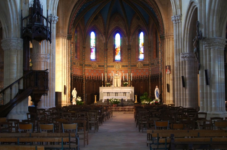 La nef vers le choeur. - Sauveterre-de-Guyenne