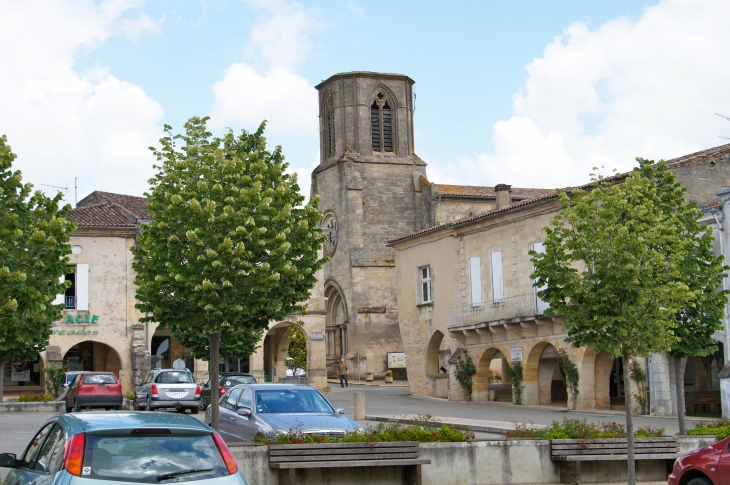 L'église Notre-Dame vue de la place centrale. - Sauveterre-de-Guyenne