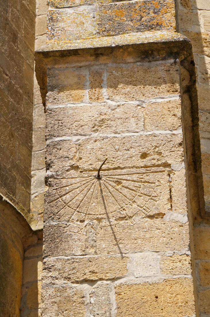 Cadran-solaire-sur-un-contrefort sud-du-chevet. Du XIIIe siècle, pierre calcaire et fer (H. : 30cm env., l. : 60cm env.) - Sauveterre-de-Guyenne