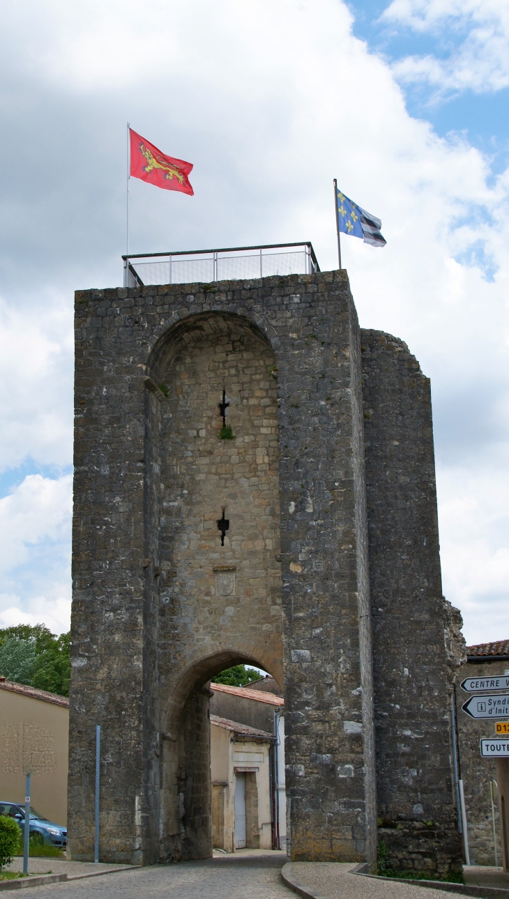 La porte Saubotte du XIIIe siècle, calcaire (H.:17m) au nord-ouest. L'ensemble était couvert d'un toit de chaume. - Sauveterre-de-Guyenne