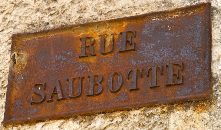 Plaque de la rue Saubotte. - Sauveterre-de-Guyenne