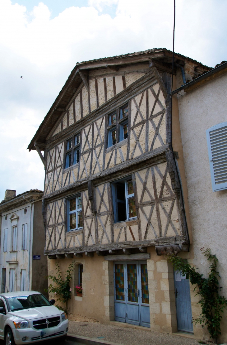 Maison à colombages datant du XVIe siècle. - Sauveterre-de-Guyenne