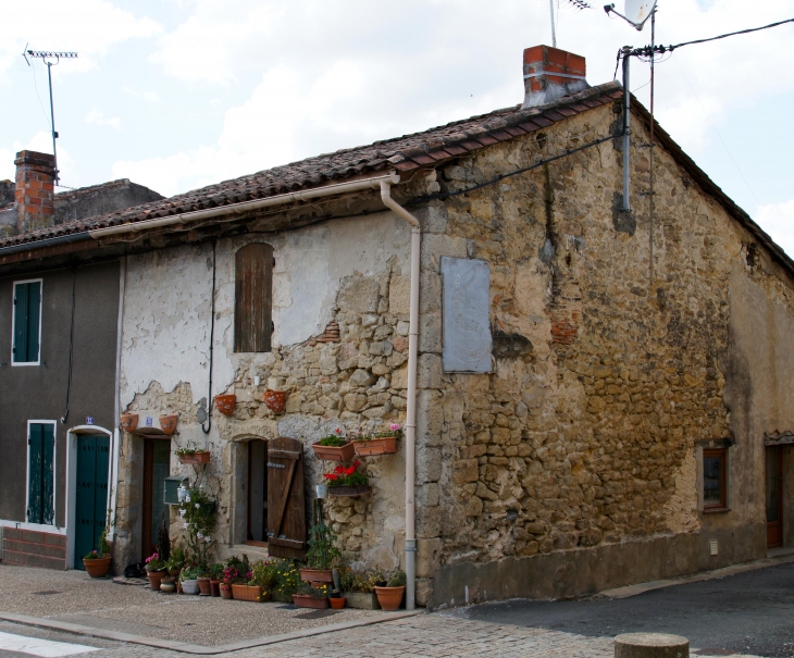 Maison ancienne du village. - Sauveterre-de-Guyenne