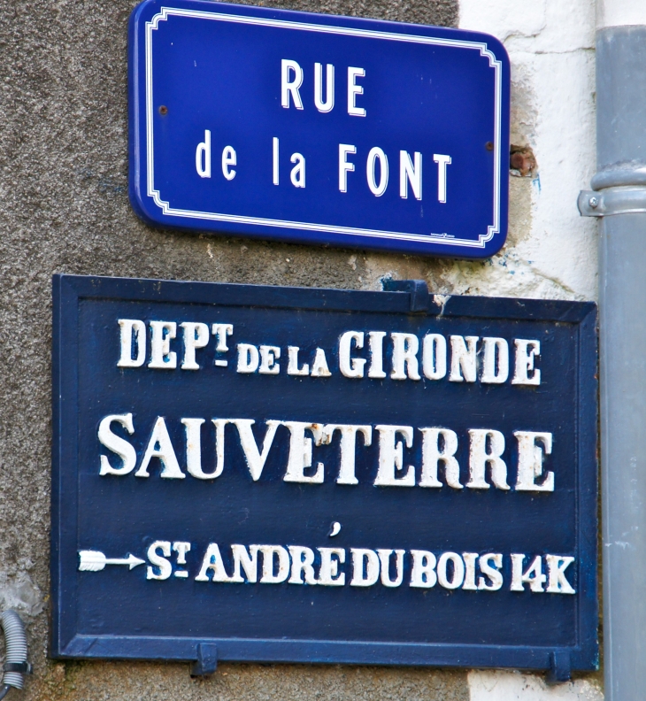 Rue de la Font - Ancien panneau de signalisation. - Sauveterre-de-Guyenne