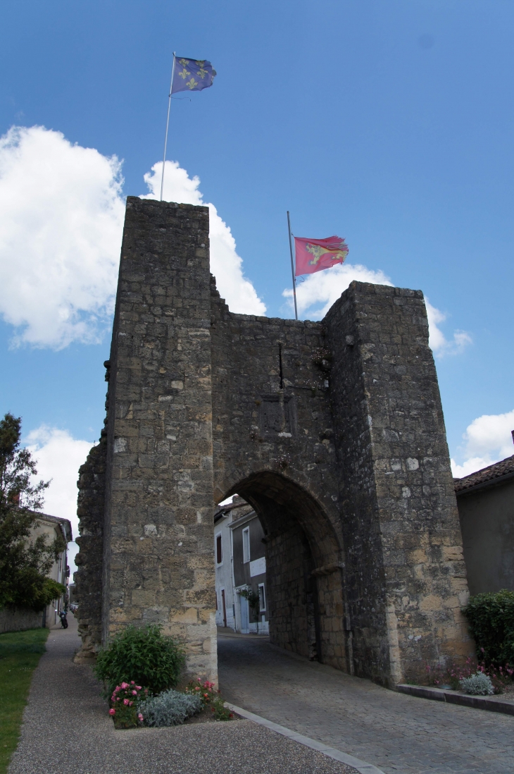 La porte de la Font au sud-ouest. - Sauveterre-de-Guyenne