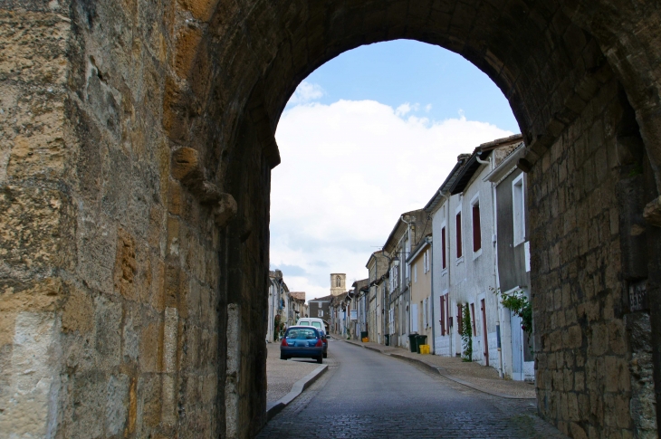 Rue de la Font. - Sauveterre-de-Guyenne