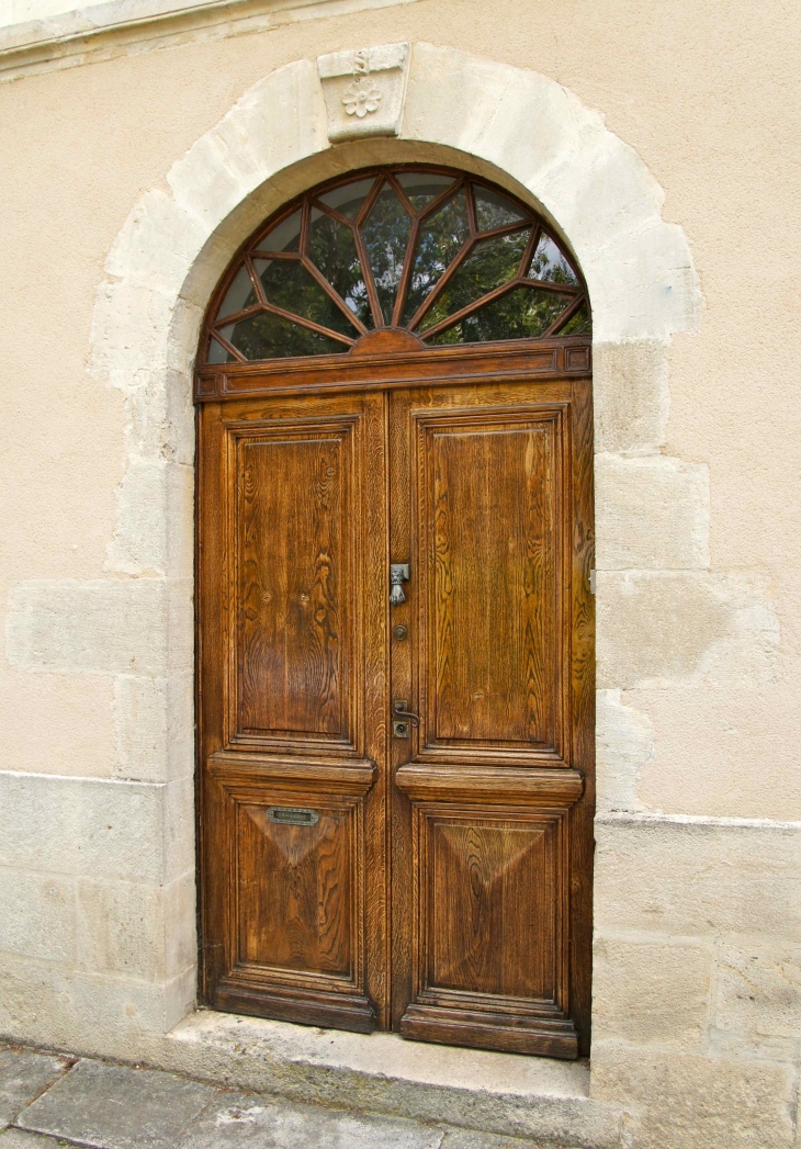 Porte intéressante. - Sauveterre-de-Guyenne