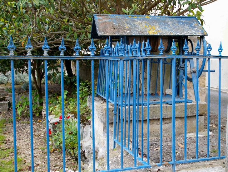 Le puits de l'ancienne école communale. - Sauveterre-de-Guyenne