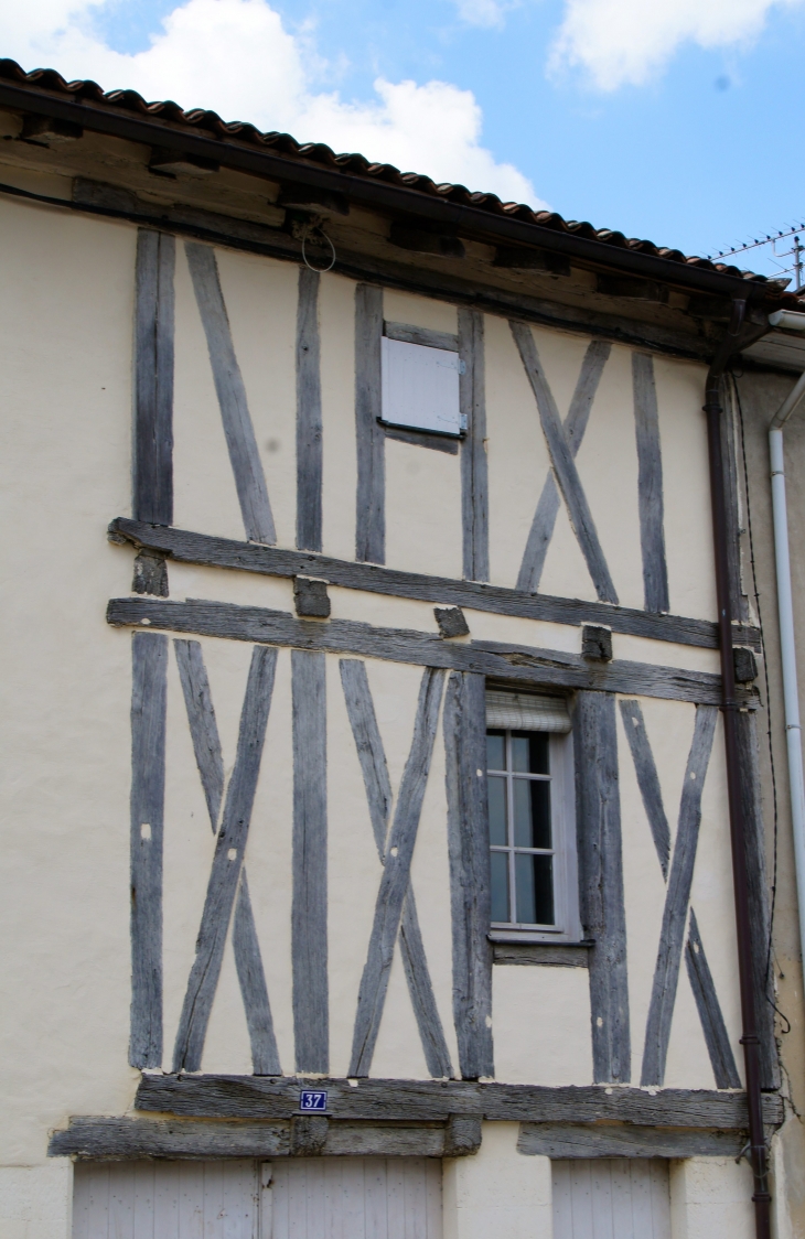 Maison à colombages datant du XVIe siècle. - Sauveterre-de-Guyenne