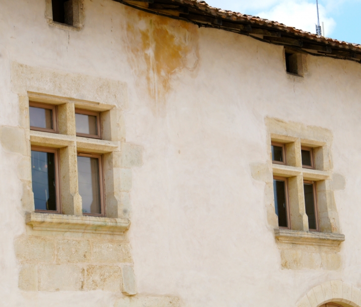 Fenêtres à meneaux. - Sauveterre-de-Guyenne