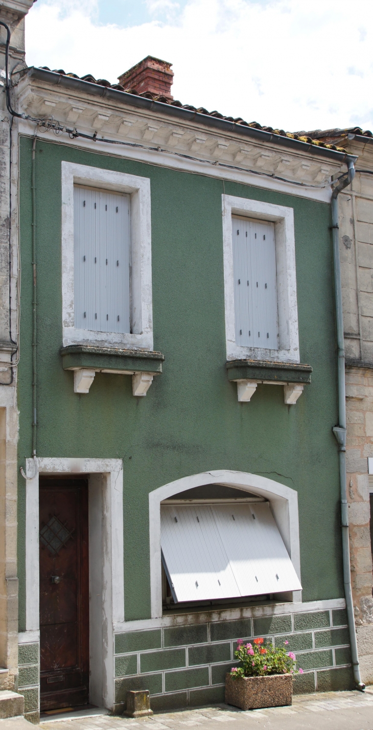 Maison du village. - Sauveterre-de-Guyenne